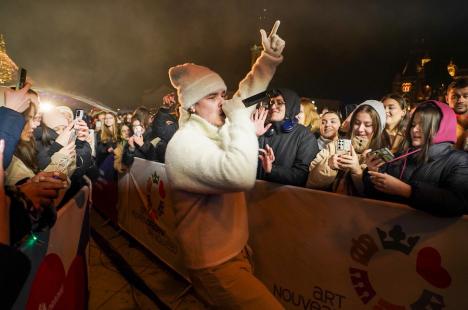 Piața Unirii, plină în prima seară de concerte din „Orașul faptelor bune”: Un bihorean a cântat cu The Motans, iar lângă brad o tânără a spus „da” (FOTO/VIDEO)