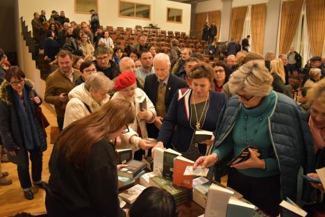 Radu Paraschivescu, la Oradea: Scriitorul a vorbit despre utopia unanimității și a dat numeroase autografe pe cea mai recentă carte a sa (FOTO)