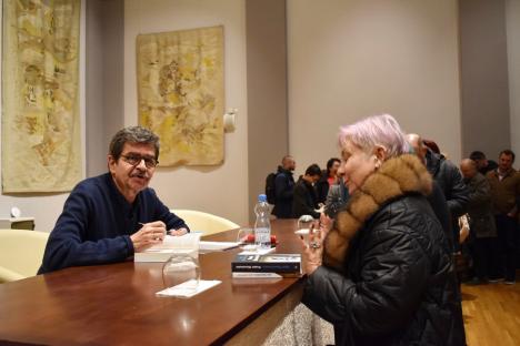 Radu Paraschivescu, la Oradea: Scriitorul a vorbit despre utopia unanimității și a dat numeroase autografe pe cea mai recentă carte a sa (FOTO)