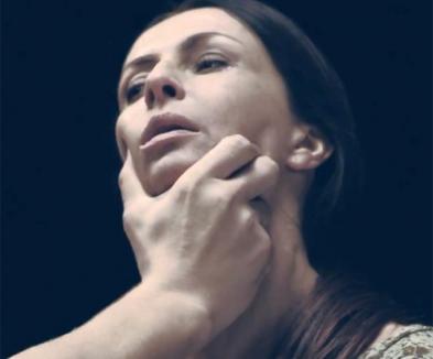 Mihaela Rădulescu, bătută într-un videoclip Taxi realizat împotriva violenţei asupra femeilor (VIDEO)
