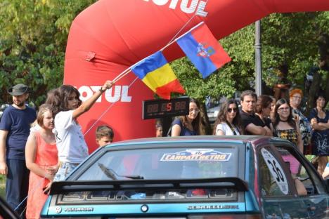 Raliul Carpaţi Retro: Şoferi şi şoferiţe, la volanul unor maşini spectaculoase, au pornit în cursă prin Bihor (FOTO/VIDEO)