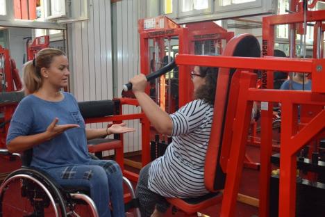 Ralu cea puternică: O bihoreancă imobilizată în scaun cu rotile este instructor de fitness şi culturism (FOTO)