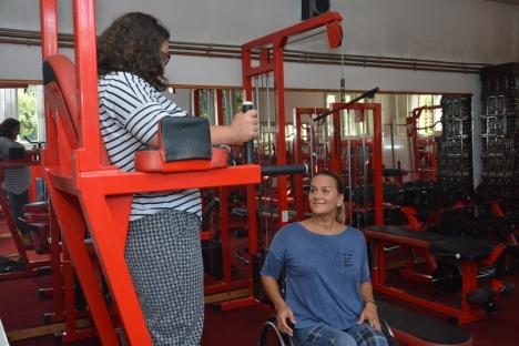 Ralu cea puternică: O bihoreancă imobilizată în scaun cu rotile este instructor de fitness şi culturism (FOTO)