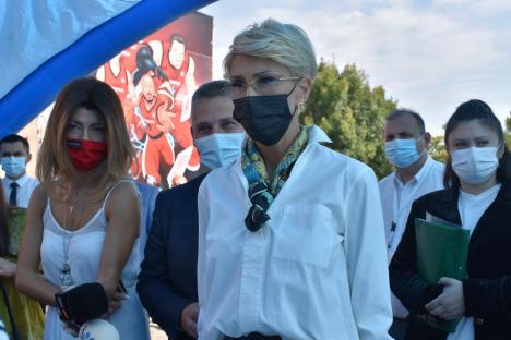 Ministrul Muncii, Raluca Turcan, la bursa locurilor de muncă din Oradea, ca o mămică răbdătoare: A consolat şomerii şi angajatorii (FOTO / VIDEO)