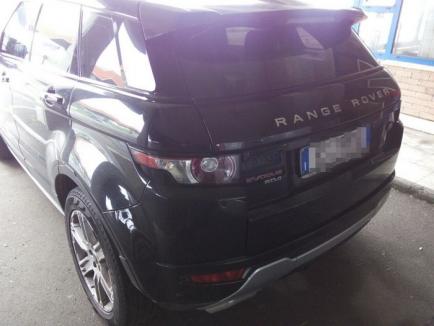 'Capturi' în Borş: Un bărbat ascuns sub o pătură şi un Range Rover furat din Italia (FOTO/VIDEO)