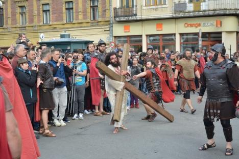 Scene deosebit de violente pe străzile Oradiei: Iisus a fost judecat, bătut şi răstignit în Piaţa Unirii (FOTO / VIDEO)