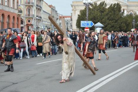 Scene deosebit de violente pe străzile Oradiei: Iisus a fost judecat, bătut şi răstignit în Piaţa Unirii (FOTO / VIDEO)