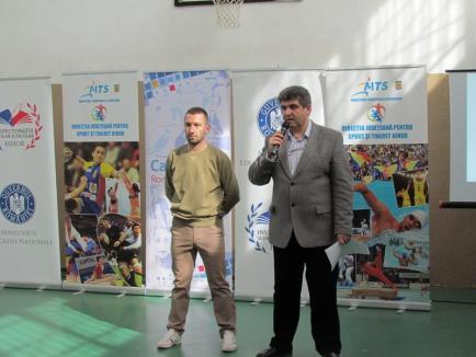 Multiplul campion la karate tradiţional Raul Tudorică, în mijlocul elevilor Şcolii Gimnaziale Nr. 11 din Oradea (FOTO)