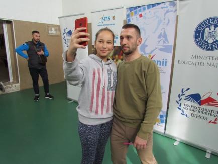 Multiplul campion la karate tradiţional Raul Tudorică, în mijlocul elevilor Şcolii Gimnaziale Nr. 11 din Oradea (FOTO)