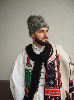 Studentul cojocar: Povestea tânărului de doar 21 de ani din Bihor care confecţionează cojoace tradiţionale bihorene (FOTO)