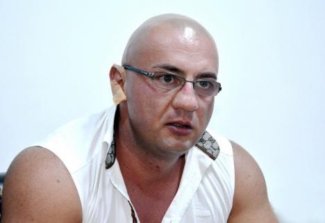 Interlopul Răzvan Parfene a ajuns în arest: A smuls un telefon scump din mâna unui orădean şi a fugit cu maşina, şofând fără permis