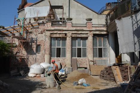 Lucrările de reabilitare a Casei Darvas la Roche au fost realizate în proporţie de 15% (FOTO)