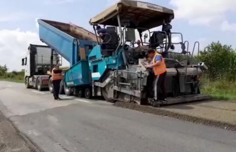 Au început lucrări de reabilitare a carosabilului pe DN 19E Oradea-Marghita, între Biharia şi Sălard (VIDEO)