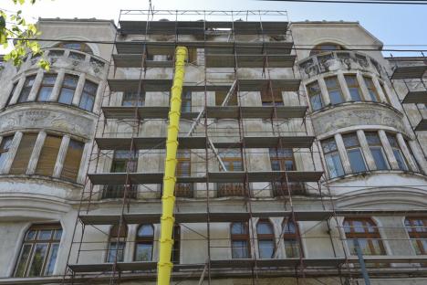 Șantier neautorizat la Palatul Ullmann! Primăria Oradea a început lucrări ilegale, Direcția pentru Cultură le-a oprit (FOTO)