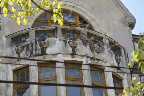 Șantier neautorizat la Palatul Ullmann! Primăria Oradea a început lucrări ilegale, Direcția pentru Cultură le-a oprit (FOTO)