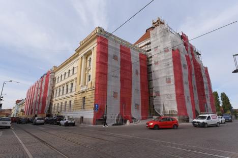 Turişti acasă: Clădirea Primăriei Oradea este în plin şantier, iar la final va face parte dintr-un circuit turistic (FOTO)