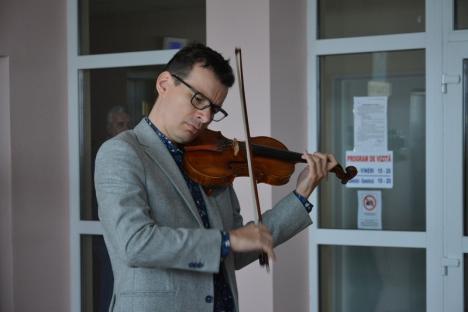 Meloterapie: Celebrul violonist Alexandru Tomescu le-a cântat copiilor din Spitalul Municipal Oradea cu vioara Stradivarius Elder - Voicu (FOTO/VIDEO)