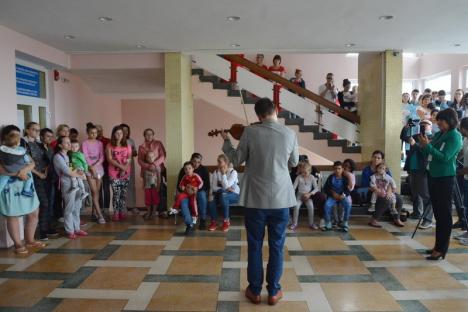 Meloterapie: Celebrul violonist Alexandru Tomescu le-a cântat copiilor din Spitalul Municipal Oradea cu vioara Stradivarius Elder - Voicu (FOTO/VIDEO)
