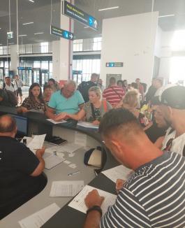 Turiștii cărora Aeroportul Oradea le-a încurcat bagajele s-au întors acasă: spun că le-au primit cu mare întârziere și vor despăgubiri (FOTO)