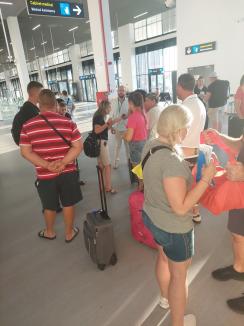 Turiștii cărora Aeroportul Oradea le-a încurcat bagajele s-au întors acasă: spun că le-au primit cu mare întârziere și vor despăgubiri (FOTO)