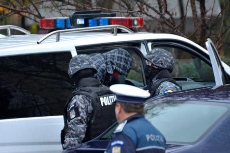 Anchetă pe 'repede înainte': Procurorii şi poliţiştii l-au dus pe Rogia la locul crimei, pentru reconstituire (FOTO / VIDEO)