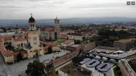 Record mondial, la Alba Iulia: Un puzzle cu peste 4800 de oameni, așezați în forma hărții României (FOTO / VIDEO)