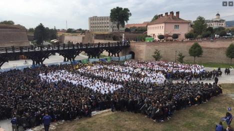 Record mondial, la Alba Iulia: Un puzzle cu peste 4800 de oameni, așezați în forma hărții României (FOTO / VIDEO)