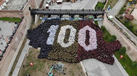 Record mondial, la Alba Iulia: Un puzzle cu peste 4800 de oameni, așezați în forma hărții României (FOTO / VIDEO)