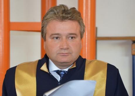 Manageriat în tăcere: Aflat în arest la domiciliu, rectorul Constantin Bungău are interdicţie să comunice cu înlocuitorul său