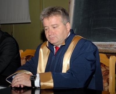 Senatorii Universităţii îi cer rectorului Constantin Bungău să restructureze instituţia