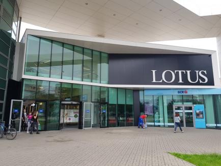 Înapoi la mall: Orădenii au dat năvală, încă din prima zi, la Lotus Center (FOTO)