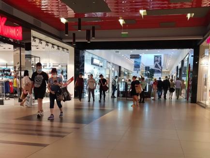 Înapoi la mall: Orădenii au dat năvală, încă din prima zi, la Lotus Center (FOTO)