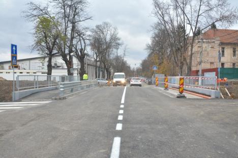 Podul peste Peța de lângă Universitatea din Oradea a fost deschis circulației, fără festivități (FOTO/VIDEO)