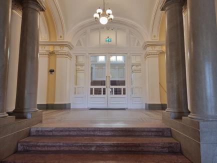 Primăria Oradea redeschide de luni intrarea principală în palatul administrativ (FOTO)