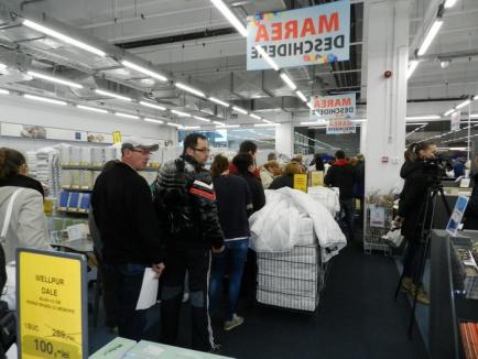 Goana după perne: Orădenii s-au trezit cu noaptea-n cap pentru redeschiderea Jysk, ca să primească perne „din partea casei” (FOTO)