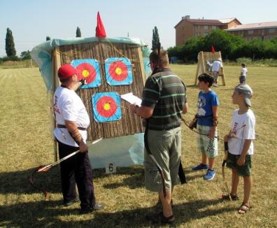 Concurenţii de la Cupa Redpoint la tir cu arcul au luptat şi cu canicula (FOTO)