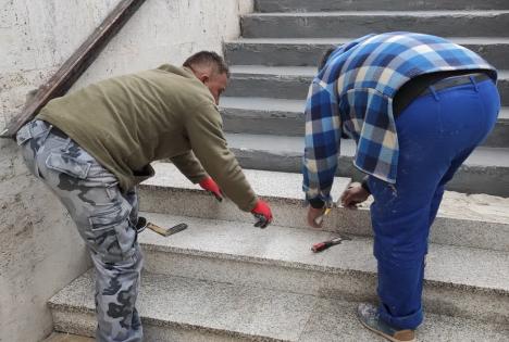 Lucrările de reabilitare a pasajului pietonal Magheru din Oradea au ajuns în faza refacerii treptelor (FOTO)