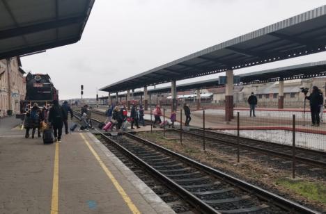 (FOTO/VIDEO) Refugiaţi din Ucraina, inclusiv copii, au ajuns în Oradea, de unde au luat trenul spre Budapesta