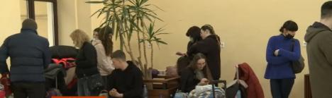 (FOTO/VIDEO) Refugiaţi din Ucraina, inclusiv copii, au ajuns în Oradea, de unde au luat trenul spre Budapesta