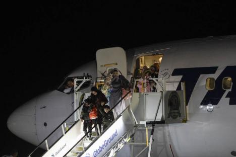 Primii români evacuați din Fâșia Gaza au ajuns în țară. Lacrimi și îmbrățișări la reîntâlnirea cu cei de acasă (FOTO/VIDEO)