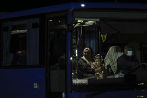 Primii români evacuați din Fâșia Gaza au ajuns în țară. Lacrimi și îmbrățișări la reîntâlnirea cu cei de acasă (FOTO/VIDEO)