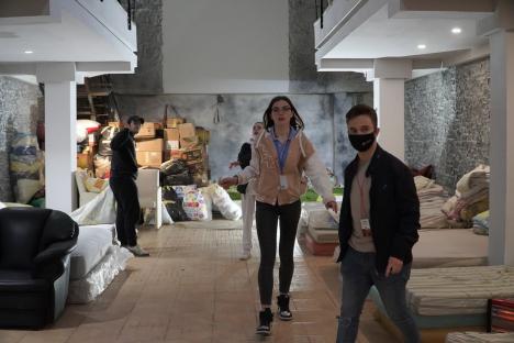 'Nu înţelegem de ce ni se întâmplă asta': Refugiaţi ucraineni, ajutaţi de voluntari din Oradea după ce nu au fost lăsaţi să treacă graniţa în Ungaria (FOTO / VIDEO)