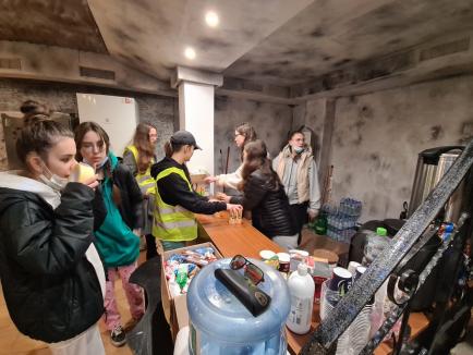 'Nu înţelegem de ce ni se întâmplă asta': Refugiaţi ucraineni, ajutaţi de voluntari din Oradea după ce nu au fost lăsaţi să treacă graniţa în Ungaria (FOTO / VIDEO)