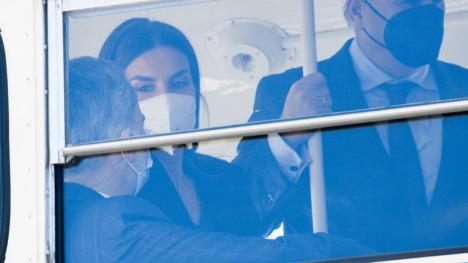Regii Spaniei au călătorit cu autobuzul prin Madrid şi au stat de vorbă cu pasagerii (FOTO/ VIDEO)