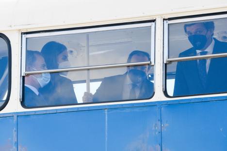 Regii Spaniei au călătorit cu autobuzul prin Madrid şi au stat de vorbă cu pasagerii (FOTO/ VIDEO)