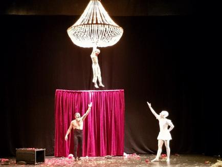 Festivalul de Teatru de la Oradea a început cu Regii Vagabonzi din Franţa, aplaudaţi în picioare pentru spectacolul lor de comedie, acrobaţii şi muzică (FOTO)