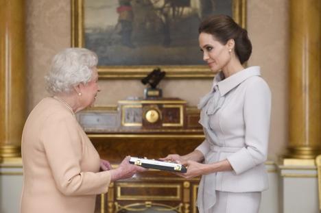 Angelina Jolie a primit titlul onorific "dame" din partea reginei Elisabeta a II-a