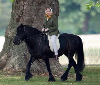 Regina Elisabeta, călare la aproape 90 de ani (FOTO)