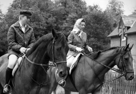 Imagini impresionante cu Regina Elisabeta a II-a, alături de animalele ei preferate: câinii Corgi şi caii de curse (FOTO/VIDEO)