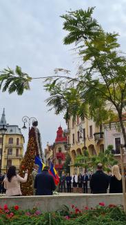 Regina Maria, cu mantie din flori. Mesajul reginei către poporul român, amintit într-o ceremonie în centrul Oradiei (FOTO/VIDEO)